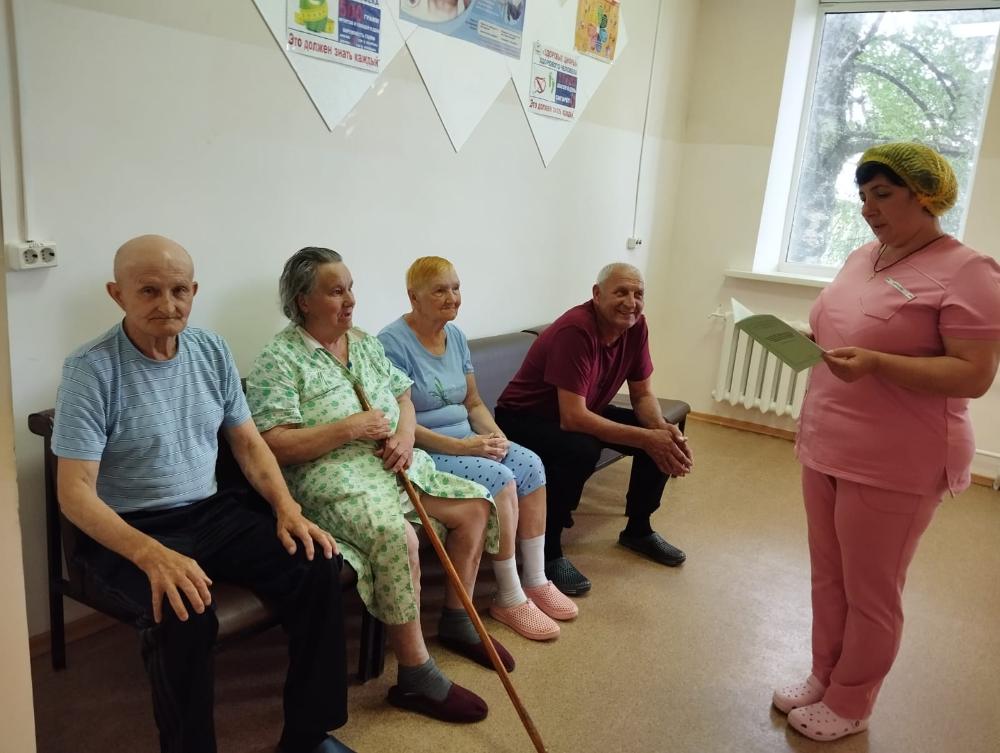 В больнице состоялся круглый стол на тему "Профилактика падений и переломов у лиц пожилого и старческого возраста".