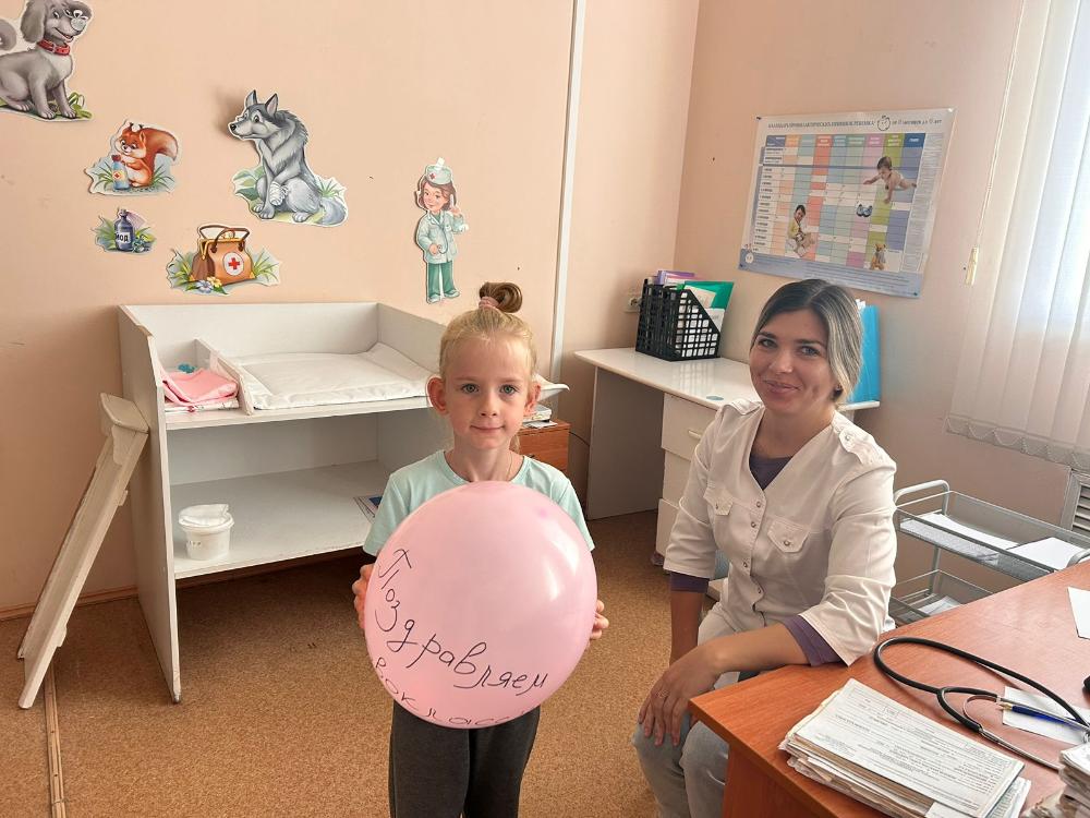 Поздравлять первоклассников с наступающим Днём знаний - добрая традиция для коллектива Шемышейской участковой больницы.