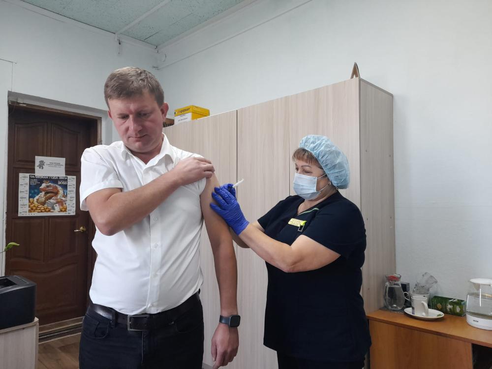 Медработники Шемышейской участковой больницы выезжают на предприятия для проведения вакцинации от гриппа.