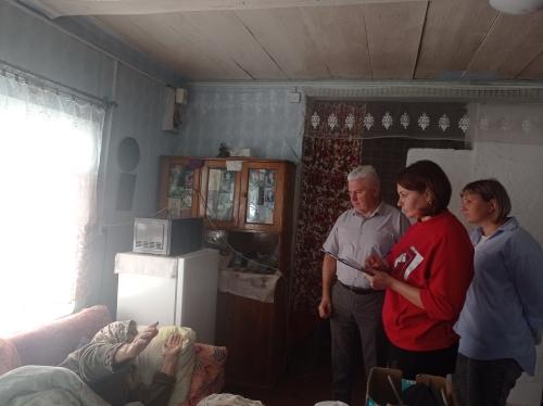 Главный врач Шемышейской участковой больницы, Депутат Собрания представителей Шемышейского района Пензенской области 12 округа (с.Мачкассы, Азрапино, Каржимант, Дубровка-на-Узе)   В. Н. Попков организовал выезд социальной защиты для осмотра мало мобильной пациентки.
