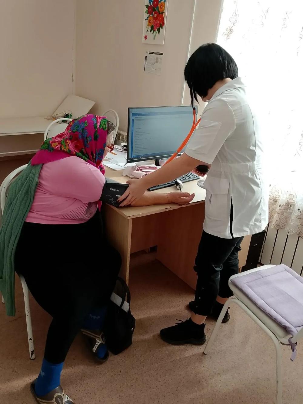 Мобильная бригада специалистов Шемышейской участковой больницы выехала в село Старое Демкино, чтобы провести профилактические осмотры взрослых пациентов.