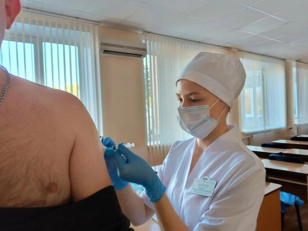 12 октября медицинские работники выехали на выездную вакцинацию в Администрацию Шемышейского района.